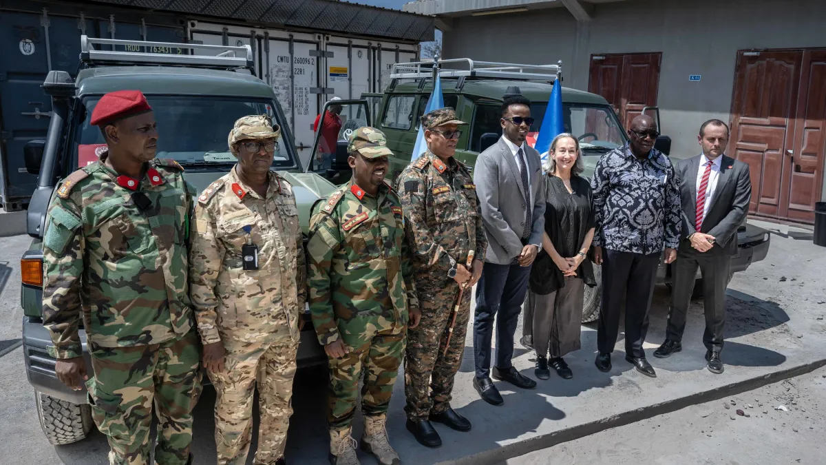 Senior representatives from the UN and the Federal Government of Somalia pose for a group photo during a handover event facilitated by UNMAS in Mogadishu Senior representatives from the UN and the Federal Government of Somalia pose for a group photo during a handover event facilitated by UNMAS in Mogadishu