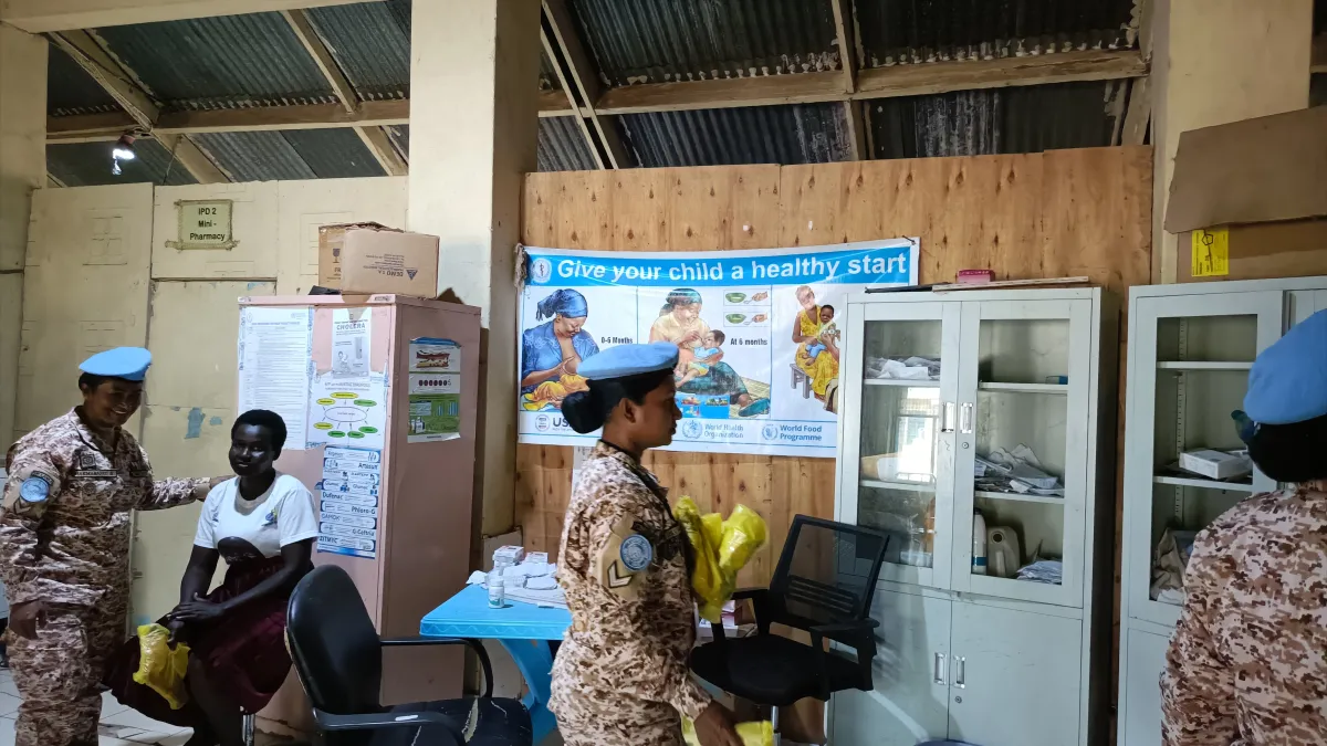 UNMISS peacekeepers donating to hospital