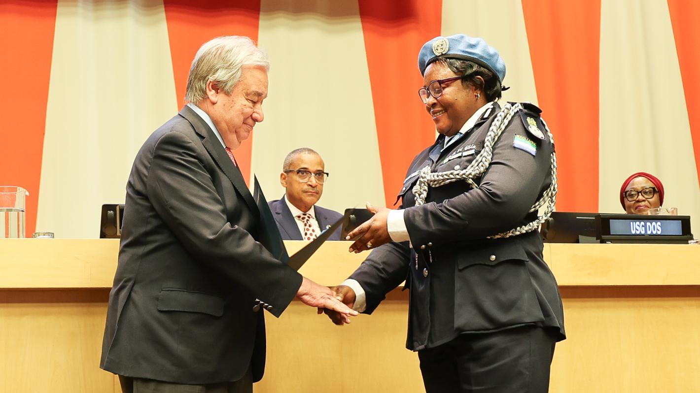 Chief Superintendent Zainab Mbalu Gbla receives award from UN Secretary-General Antonio Guterres.