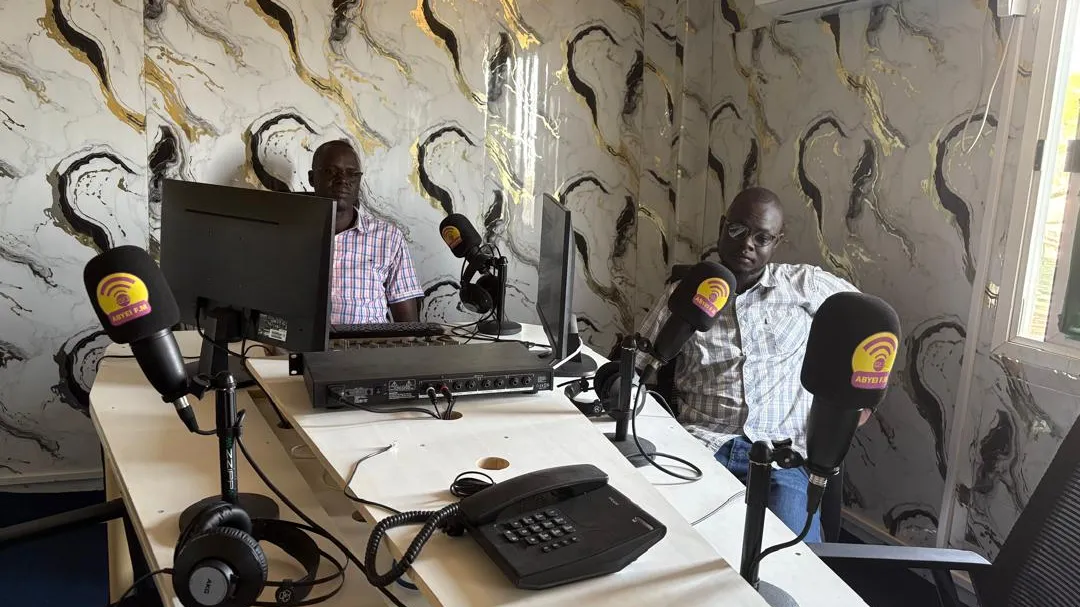Karbino Dut Aguek avec son collègue Makuac Deng Ayei dans le nouveau studio d'Abyei FM