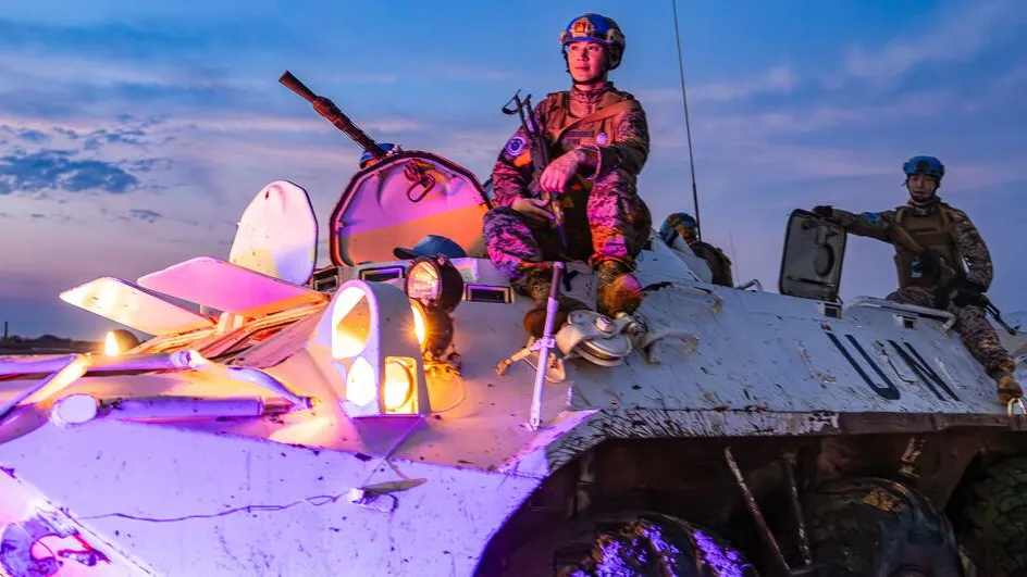 Des Casques bleus de ONU effectuent une patrouille nocturne à Bentiu, au Soudan du Sud.