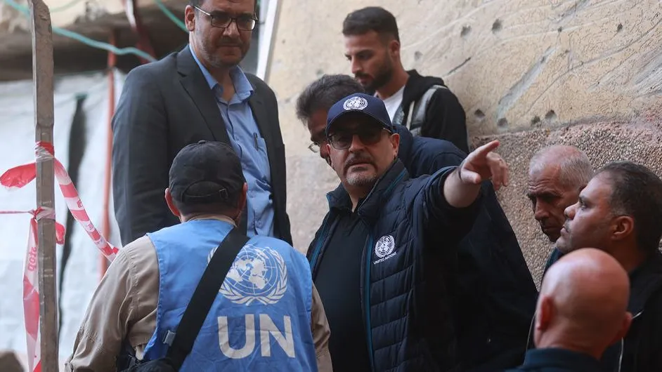 منسق الأمم المتحدة للشؤون الإنسانية في الأرض الفلسطينية المحتلة رامز الأكبروف(م الثاني من اليسار) يزور قطاع غزة.