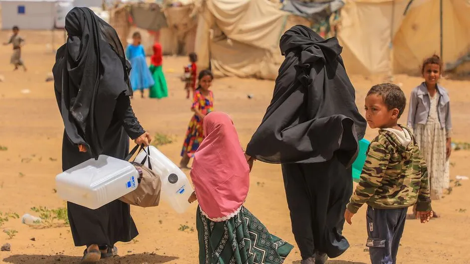 Women and children who have fled conflict in Yemen go in search of water in Ta’iz.