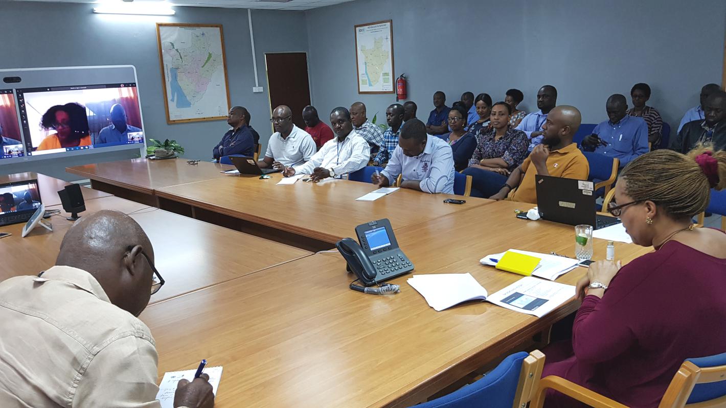 En parole comme en acte! Depuis leur domicile, le personnel de l'OSESG-B de retour de congé et en quarantaine autonome rejoint le chef de bureau et ses collègues dans un briefing hebdomadaire COVID-19 via VTC, 18 mars 2020. ONU/Napoleon Viban