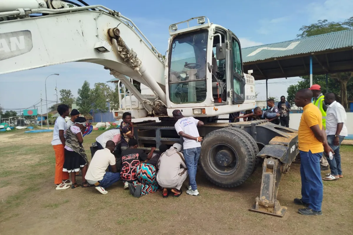 bunia_jeunes_01_excavatrices.jpeg