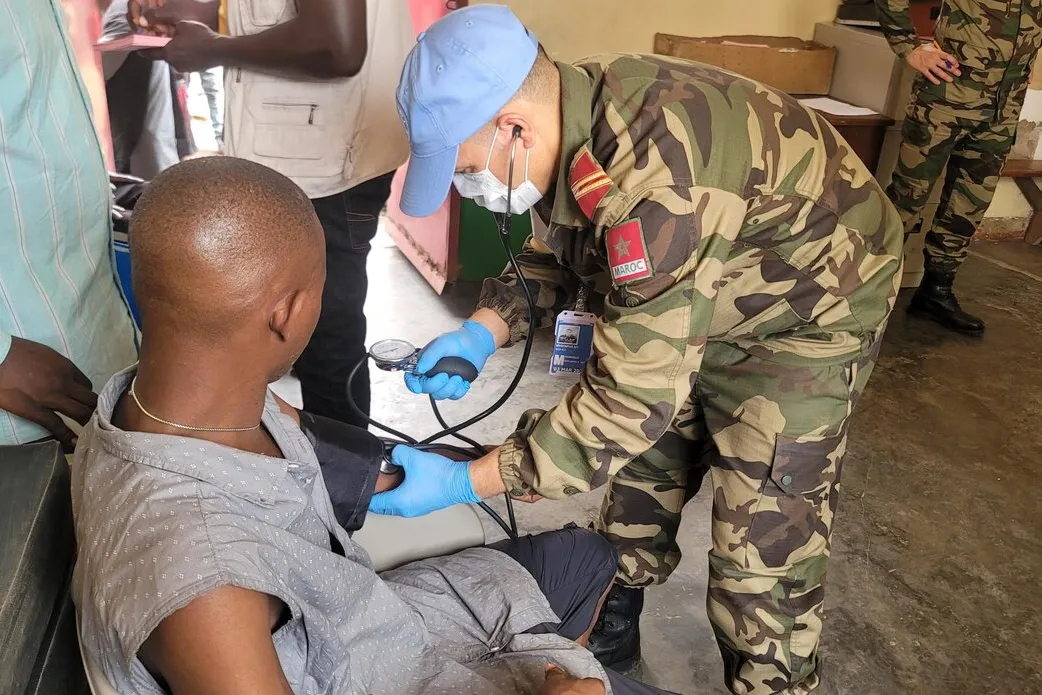 Un professionnel de santé soigne un patient.