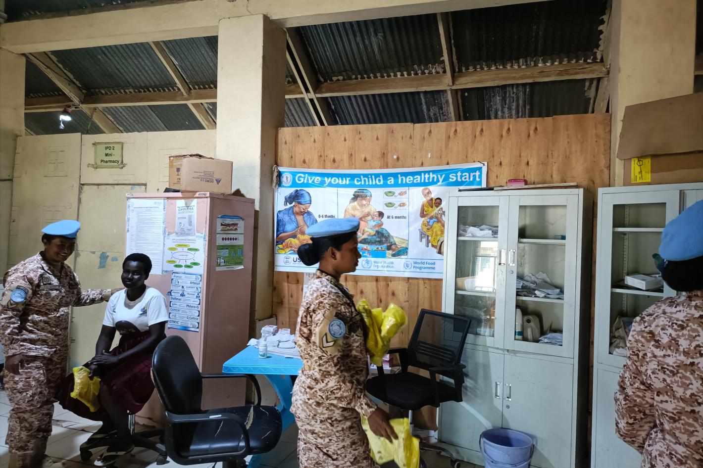 UNMISS peacekeepers donating to hospital