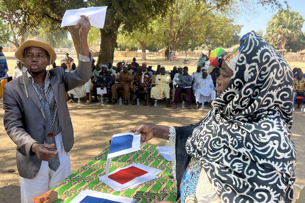 Un électeur tient un bulletin dans un bureau de vote.