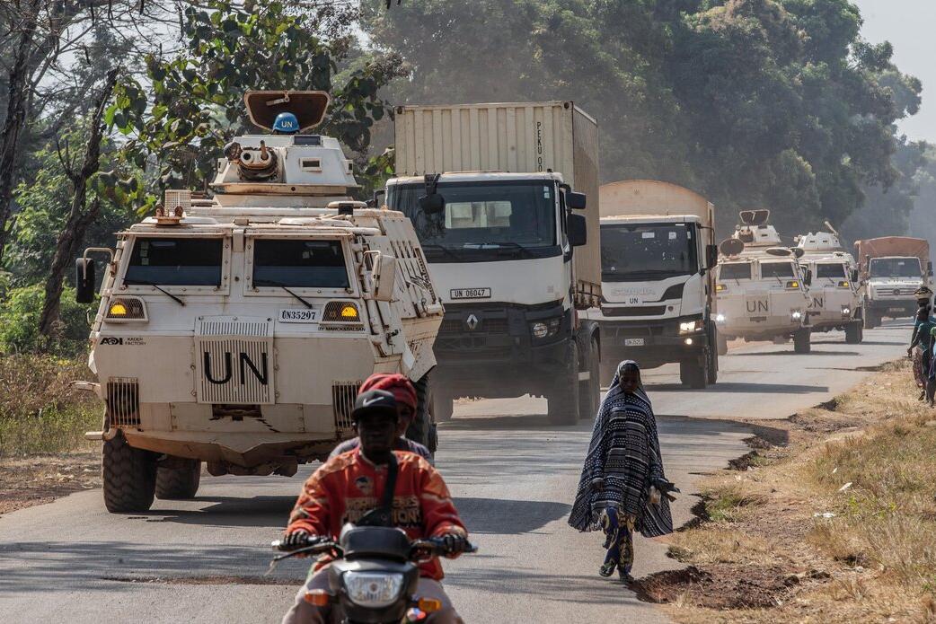 Des véhicules de l’ONU roulent sur une route. 