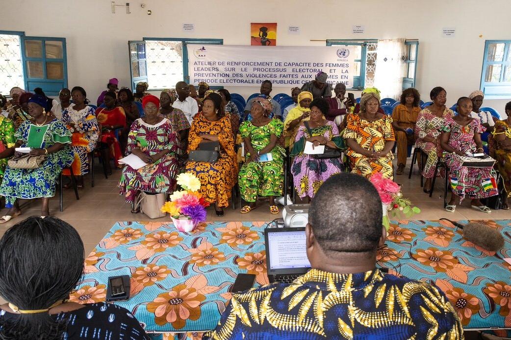 Un groupe de femmes est photographié lors d'une table ronde.