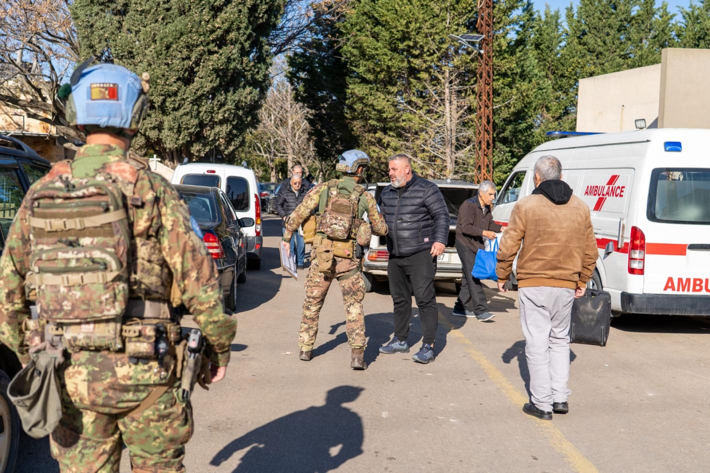 لقاء بين حفظة السلام في اليونيفيل ومدنيين ينتظرون إجلاءهم.