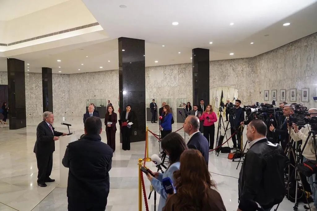 Le chef de l'ONU, António Guterres (à gauche), s'adresse aux médias à Beyrouth, au Liban