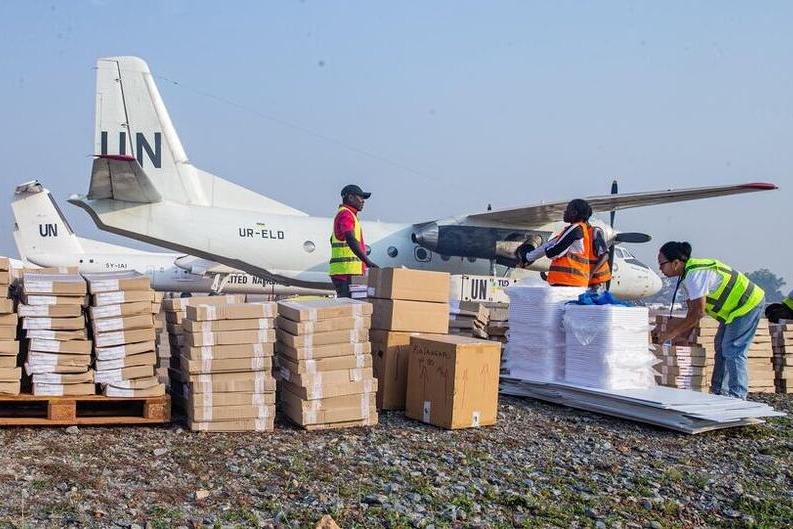 Сотрудники Миссии ООН готовят избирательные материалы к транспортировке на борту самолетов МИНУСКА в преддверии выборов в ЦАР.