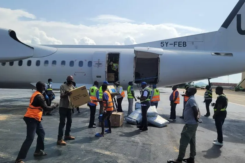 Le personnel de la Mission et de l’OMS réceptionne du matériel à l’aéroport.
