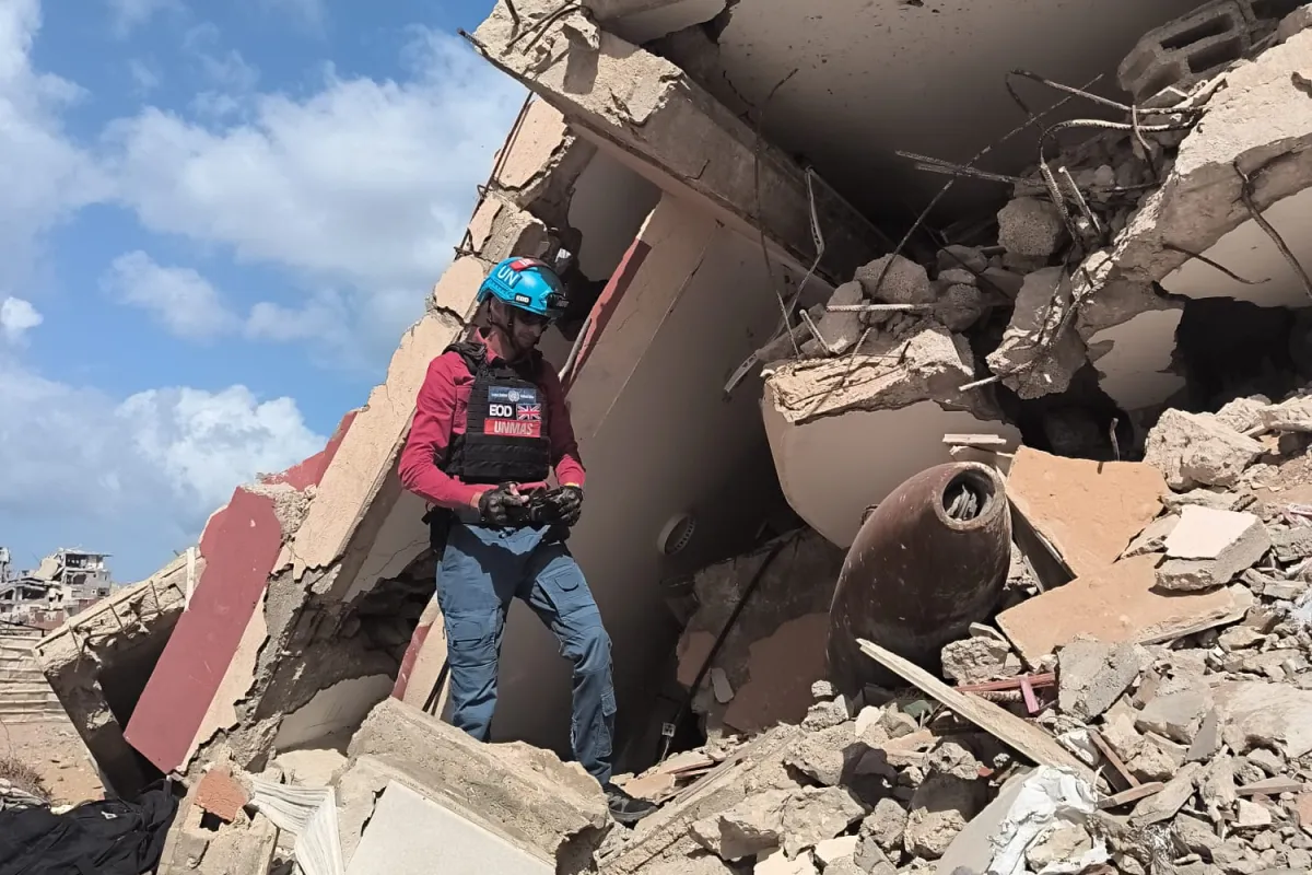 تقوم دائرة الأمم المتحدة للأعمال المتعلقة بالألغام (UNMAS) بتقييم جسم من الذخائر المتفجرة وسط الأنقاض أثناء عملية تقييم مخاطر في غزة. مايو 2026.