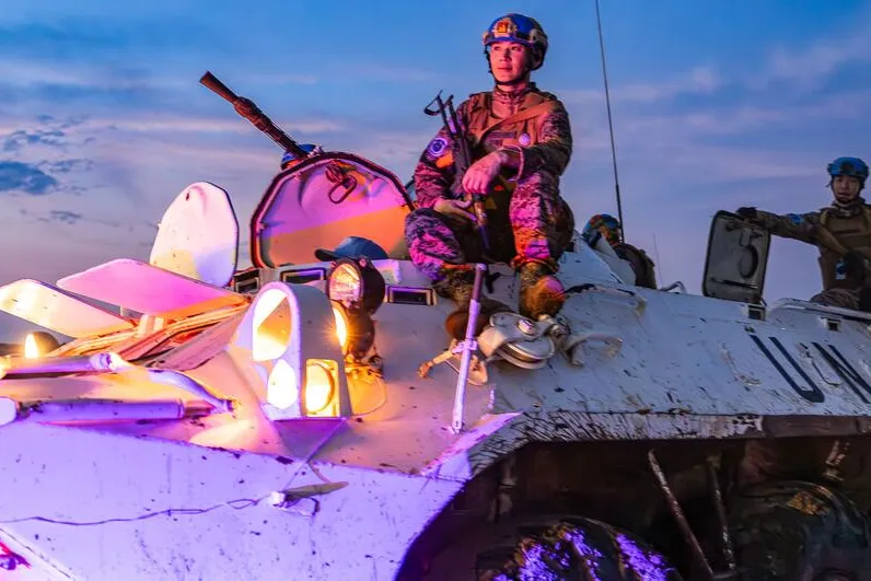 Des Casques bleus de ONU effectuent une patrouille nocturne à Bentiu, au Soudan du Sud.