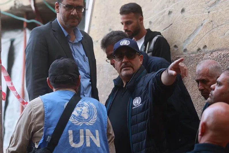 منسق الأمم المتحدة للشؤون الإنسانية في الأرض الفلسطينية المحتلة رامز الأكبروف(م الثاني من اليسار) يزور قطاع غزة.