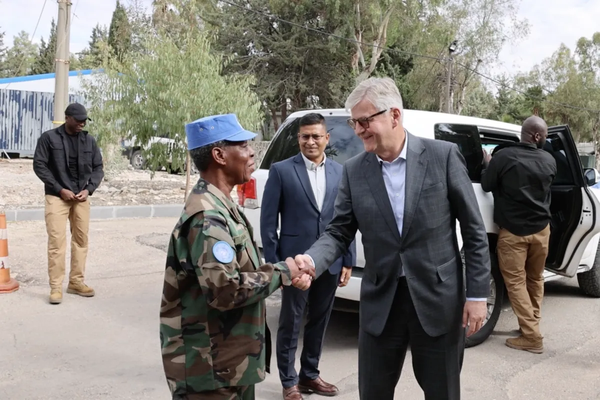 Major General Anita Asmah of Ghana shakes hands with USG for Peace Operations Jean-Pierre Lacroix, welcoming him to UNDOF.