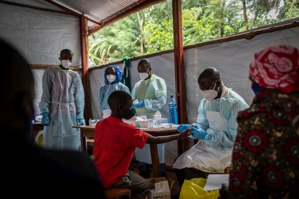 Un réfugié de retour au Burundi fait un test de la Covid-19 dans un centre de transit après être revenu du Rwanda. Photo: UNHCR/Will Swanson