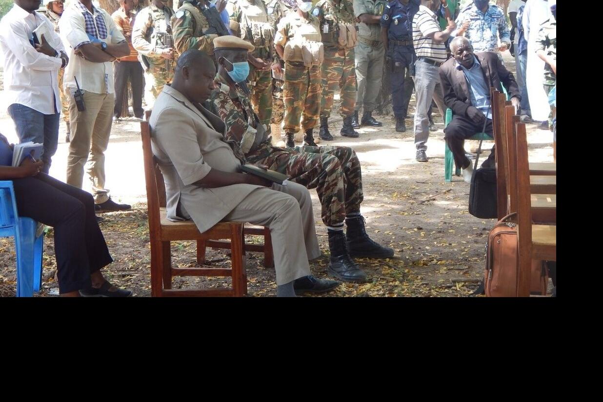 Des représentants assistent à un événement.