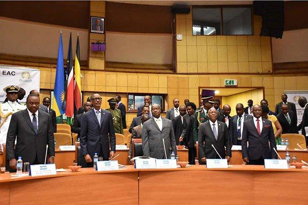 Les dirigeants de la CAE au 20e sommet à Arusha, le 1er février 2019. De gauche à droite, Uhuru Kenyatta (Kenya), Paul Kagame (Rwanda), Yoweri Museveni (Ouganda), John Magufuli (Tanzanie) et le vice-président du Burundi, Gaston Sindimwo. Photo CAE/Filbert Rweyemamu