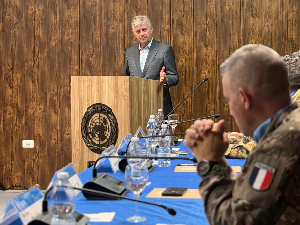 Peacekeeping leader speaks with French military leaders in UNIFIL
