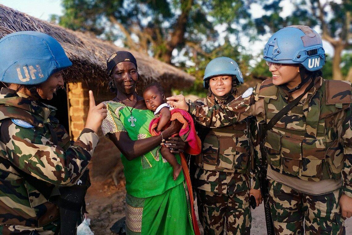 حافظات سلام أمميات يتفاعلن مع امرأة وطفلها في جمهورية أفريقيا الوسطى