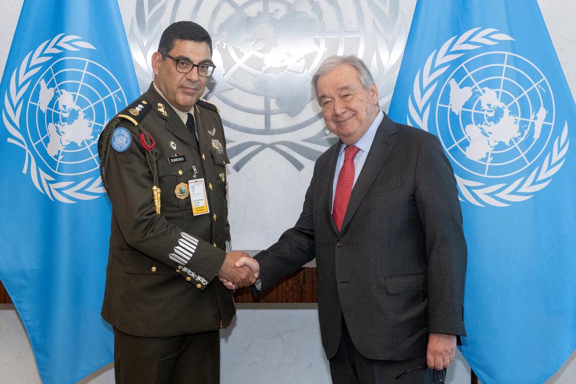 UN Secretary-General António Guterres shaking hands with Major General Ramon Guardado Sánchez.